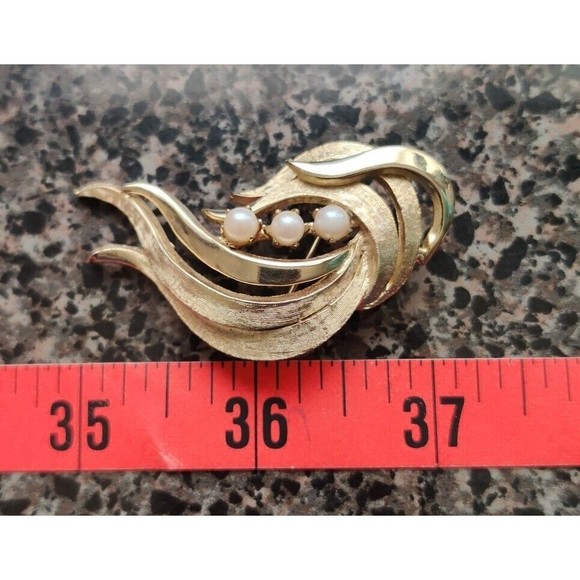 VINTAGE SIGNED BROOKS GOLD TWO-TONE SWIRLS WITH PEARLS 2" BROOCH PIN - Picture 4 of 4
